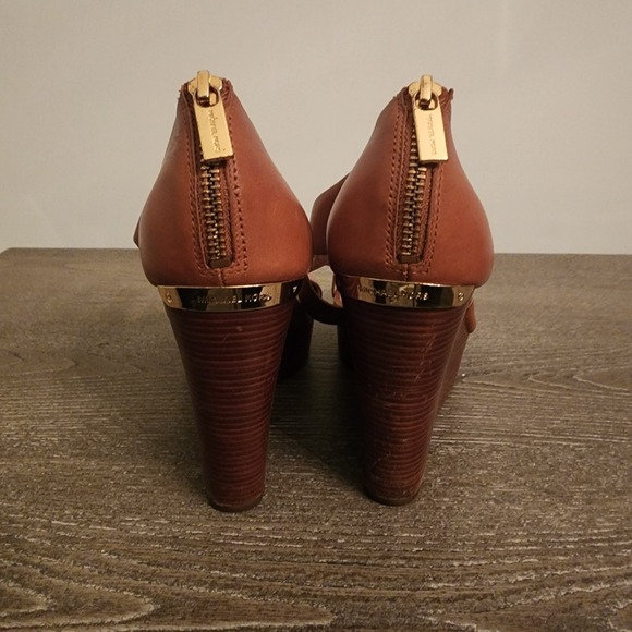 Michael Kors Elena Luggage Tan Leather Wedge Sandals Gold Plate Back Zip 9.5 - Picture 9 of 12